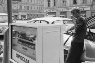 Za Husáka stál litr benzinu 136 korun, při srovnání s dnešní mzdou. I tehdy šlo o Írán